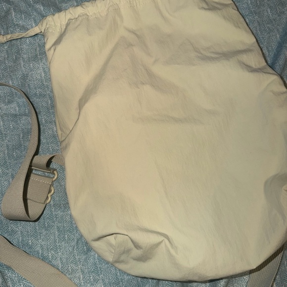 UNIQLO Cream Drawstring Crossbody - Picture 3 of 4